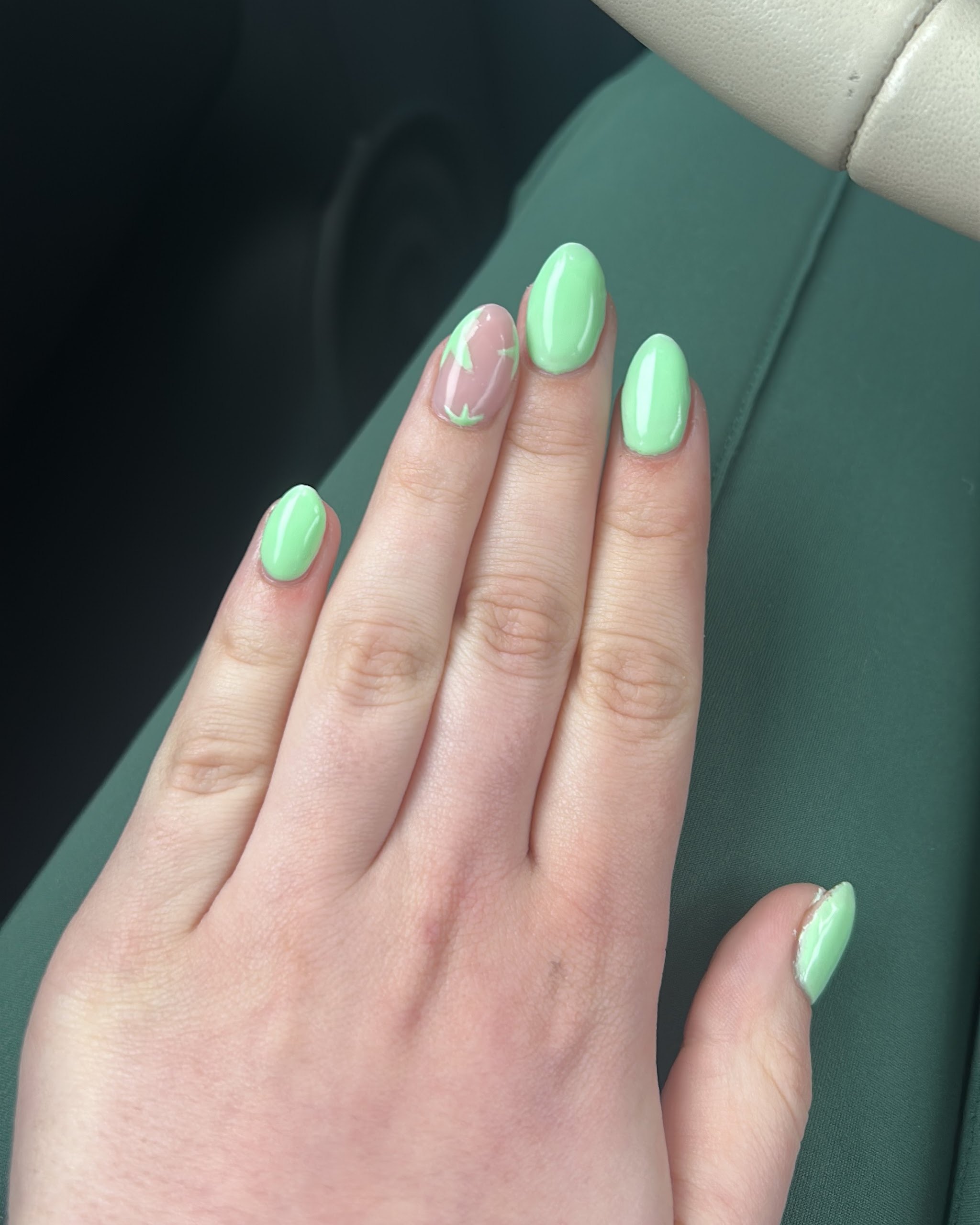 Hand met mintgroene amandelvormige nagels